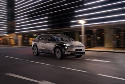 Bateriový elektromobil Toyota bZ4X v krajině