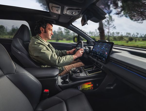 Visuel d'un homme conduisant un véhicule Toyota