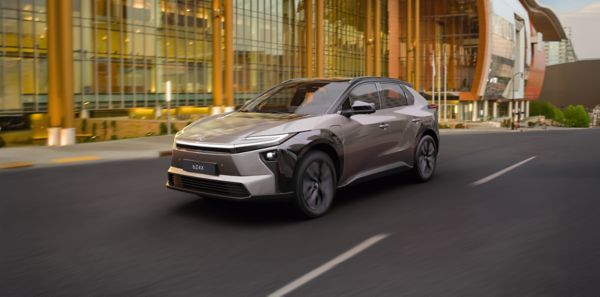 Toyota bZ4X voor een modern gebouw