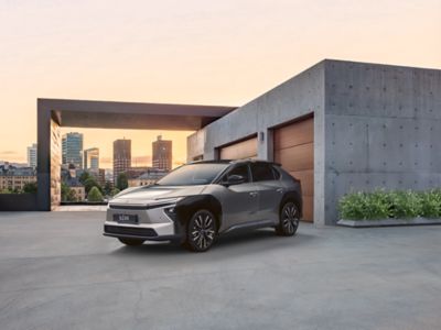 Toyota bZ4X Parcat in fata unei case