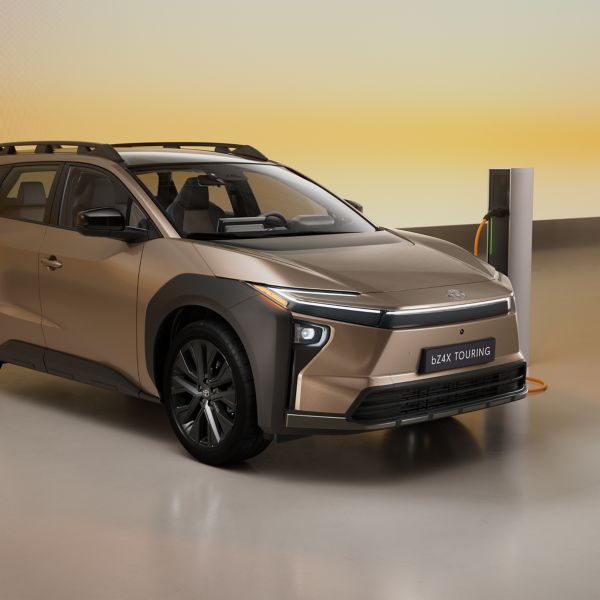 Toyota HomeCharge-wandbox bevestigd aan een muur.