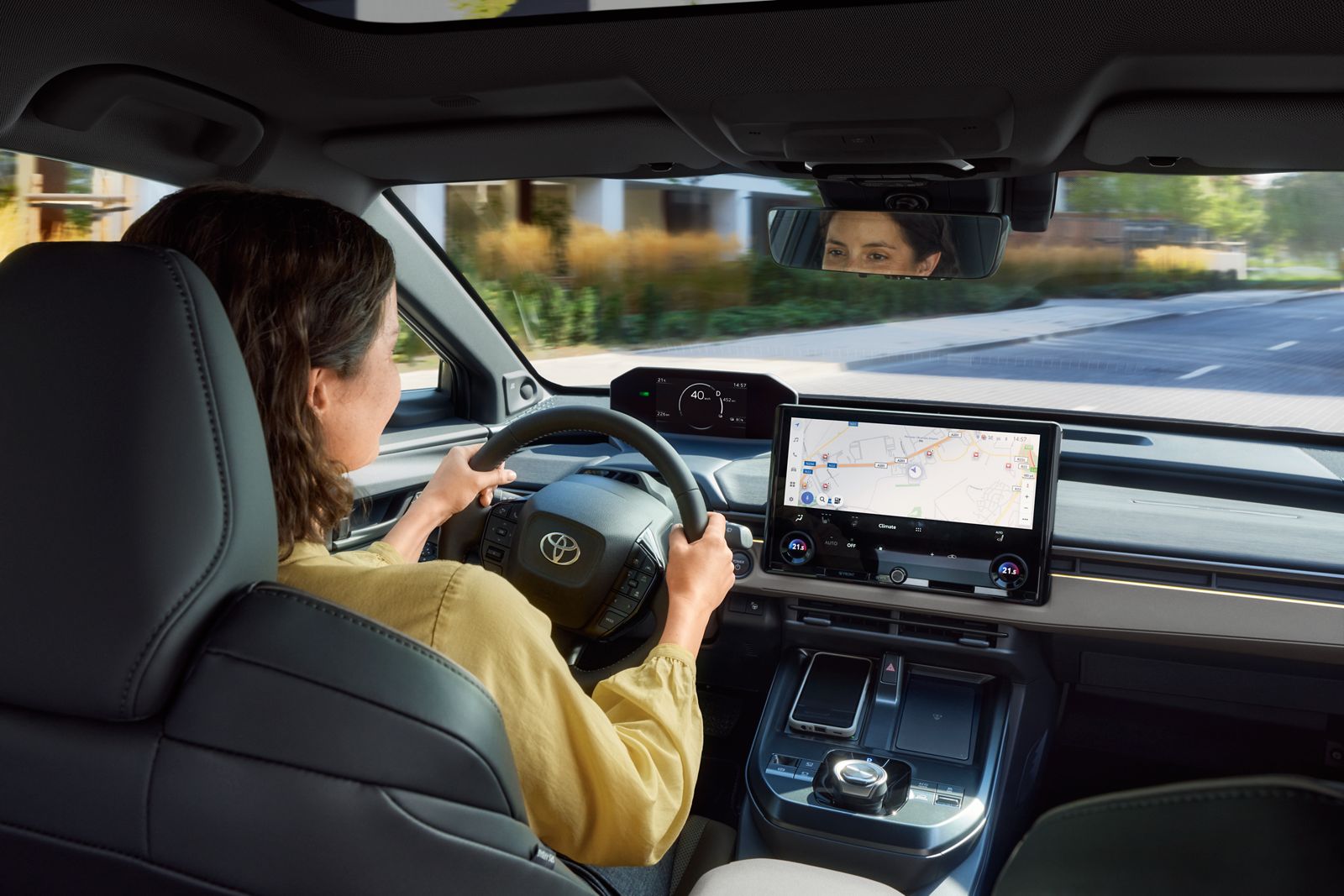 Vedere la interior a unu bZ4X Touring si un sofer fericit