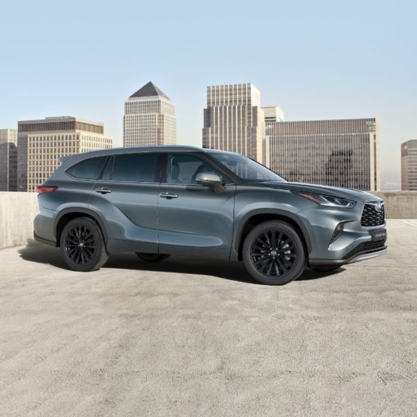 Toyota Highlander stoi na parkingu w miejskim otoczeniu