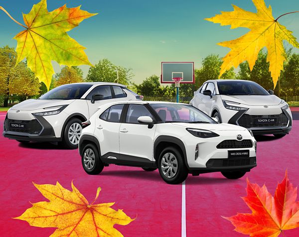 Toyota C-HR und Yaris Cross auf einem pinkfarbenen Platz. Im Hintegrund Bäume und an den Seiten Herbstblätter.