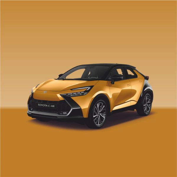 Toyota C-HR in Gelb-Schwarz vor einem Verlaufshintergrund in warmen Orangetönen, freigestellt dargestellt