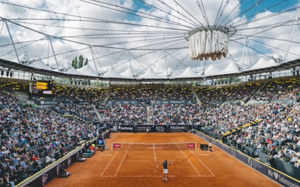 Zwei Personen spielen Tennis auf einem Tennisplatz