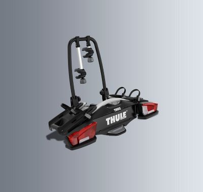 Thule Fahrradträger für zwei Fahrräder mit integrierten Rückleuchten.