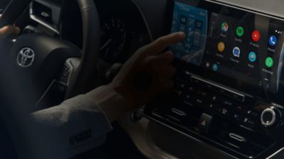 Le nouvel Android Auto inspiré de CarPlay sort du garage