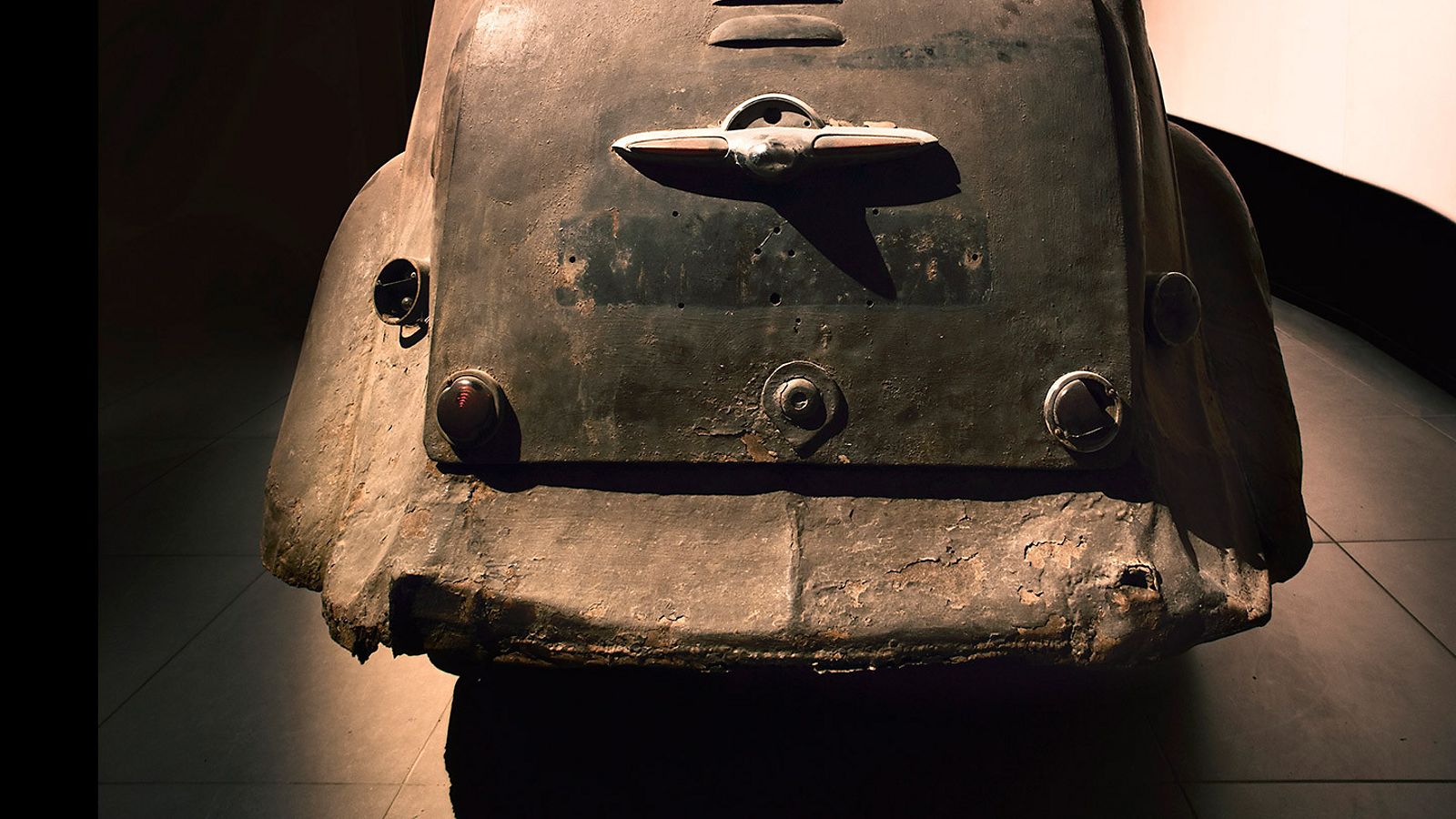 Toyoda Model AA, exterieur, achterkant, zwart, antiek