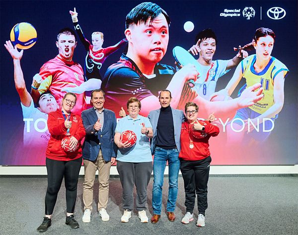 Özel olimpiyata katılan sporcular ve iş birlikçiler