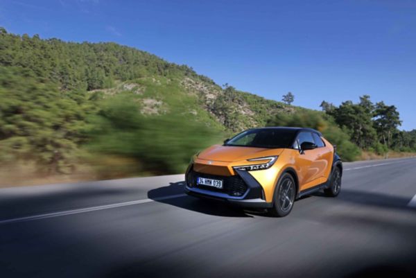 Yolda hızla ilerleyen Toyota C-HR