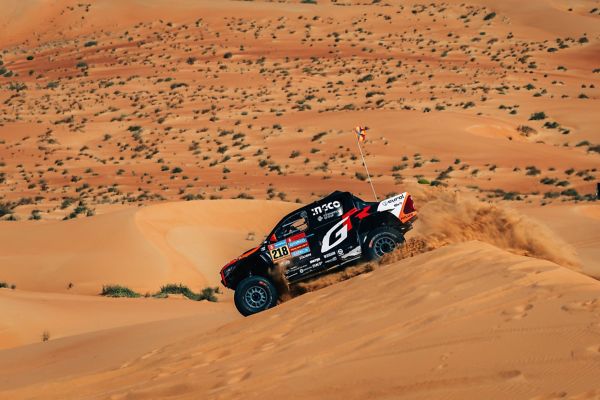 Kumlu yokuştan inen Toyota Hilux