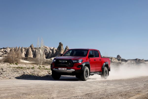 Toprak yolda ilerleyen Toyota Hilux