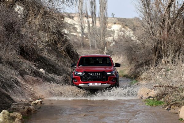 nehirden geçen Toyota Hilux