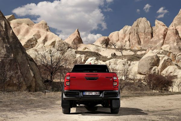 Toyota Hilux arkadan görünüm