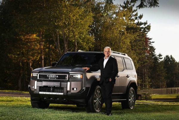 Çimenlik alanda Yeni Land Cruiser ve yanında Toyota CEO'su Ali Haydar Bozkurt