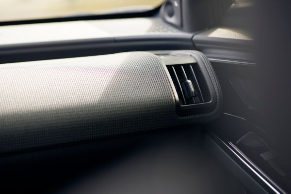 Toyota bZ4X interieur detail ventilatierooster rechts