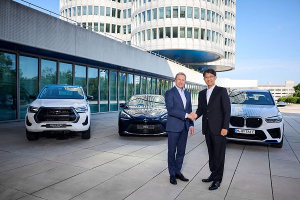 BMW AG Yonetim Kurulu Baskani Oliver Zipse ve Toyota Motor Corporation Yonetim Kurulu Baskani ve Uyesi Koji Sato