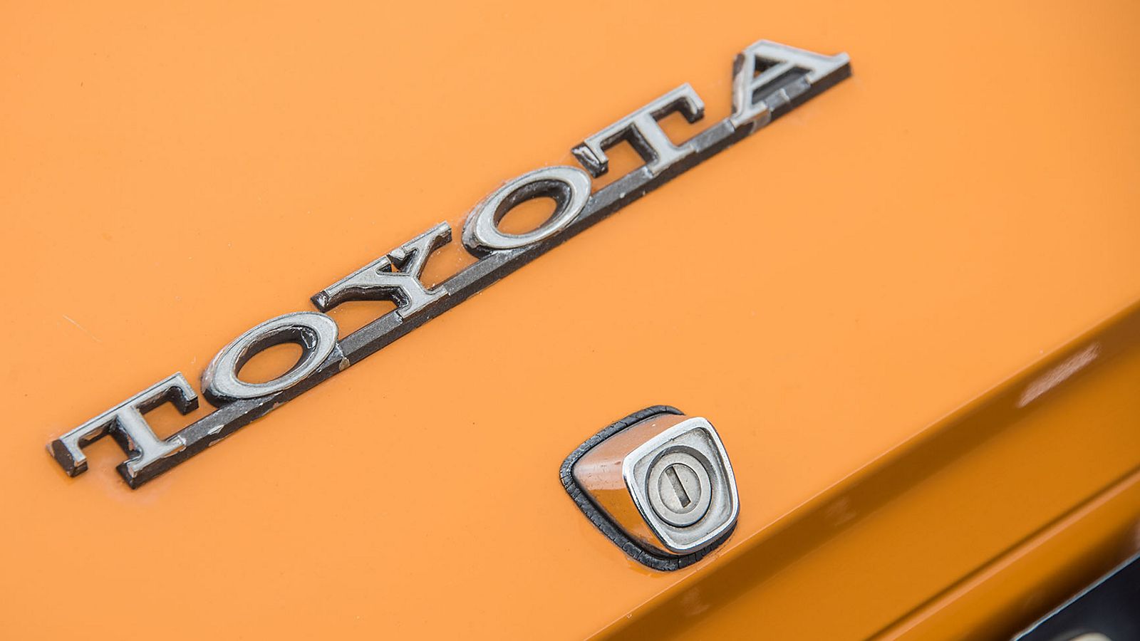 Toyota 1000, exterieur, embleem Toyota, achterbak