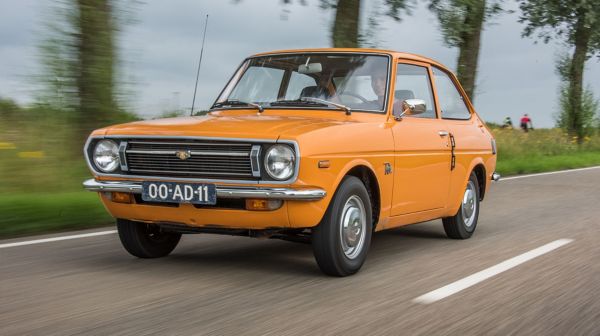 Toyota 1000, exterieur, linksvoor, oranje, rijdend