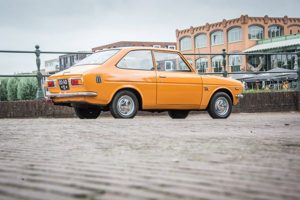 Toyota 1000, exterieur, schuin achter, oranje