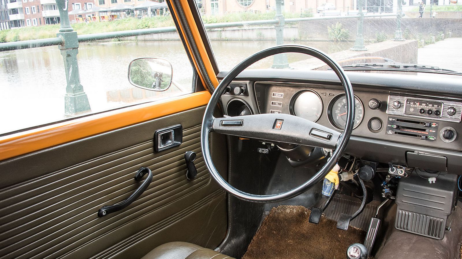 Toyota 1000, interieur, stuur en dashboard