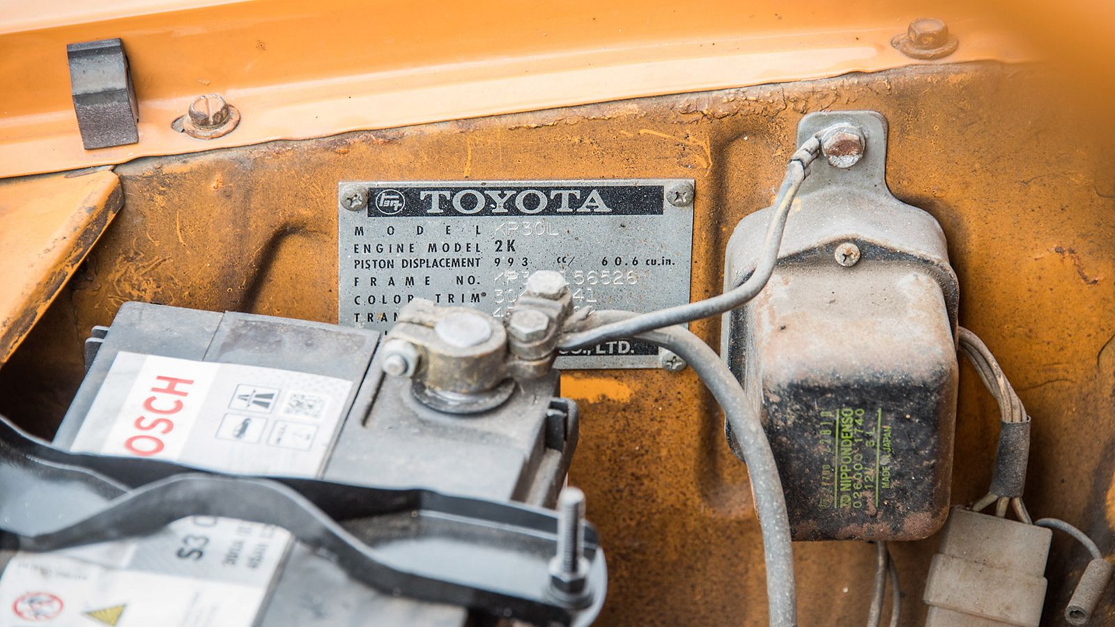Toyota 1000, onder de motorkap, accu
