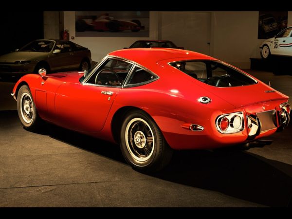 Toyota 2000GT, exterieur, schuin achter, rood