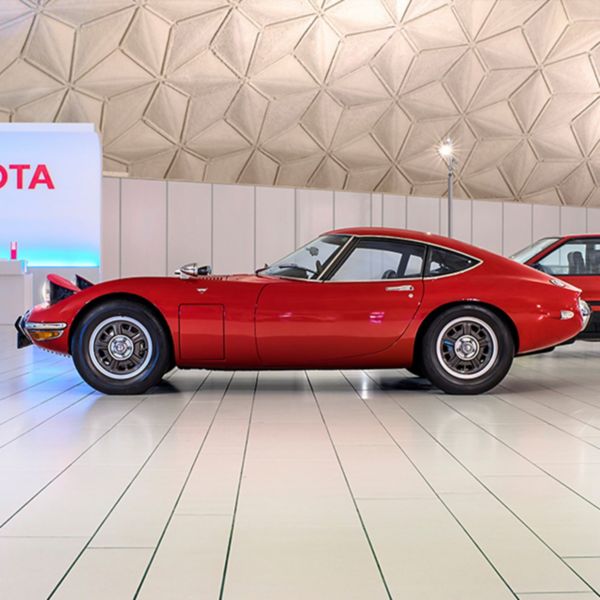 Toyota 2000GT exterieur zijaanzicht rood