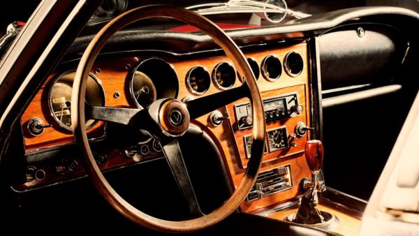 Toyota 2000GT interieur antiek dashboard stuur