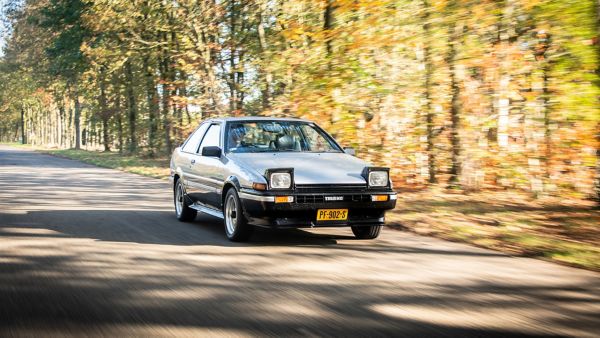 Toyota AE86 exterieur driekwart linksvoor rijdend