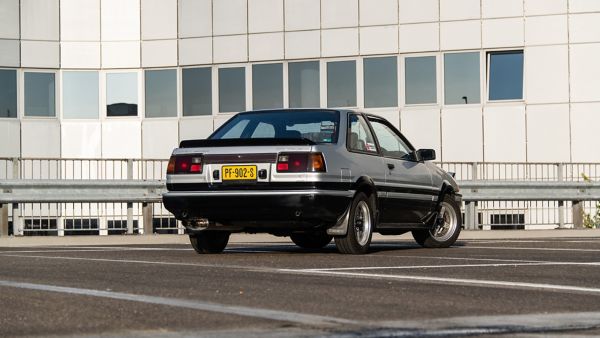 Toyota AE86 exterieur driekwart rechtsachter