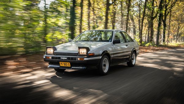 Toyota AE86 exterieur driekwart rechtsvoor rijdend