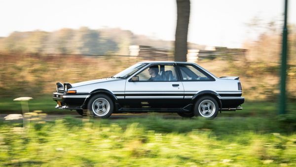 Toyota AE86 exterieur zijkant rijdend