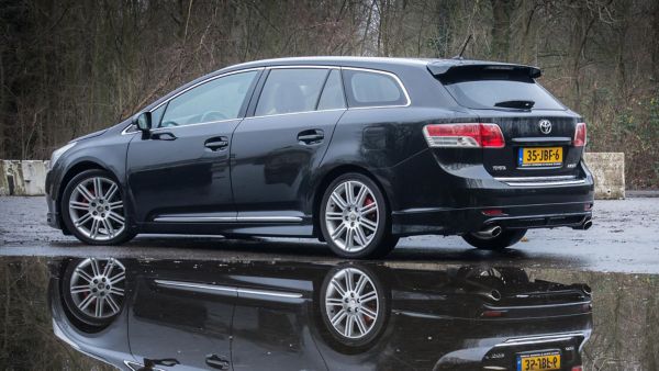 Toyota Avensis Motorsport exterieur achterkant driekwart links stilstaand