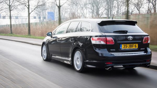 Toyota Avensis Motorsport exterieur achterkant driekwart linksachter rijdend