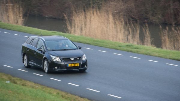 Toyota Avensis Motorsport exterieur voorkant driekwart links rijdend