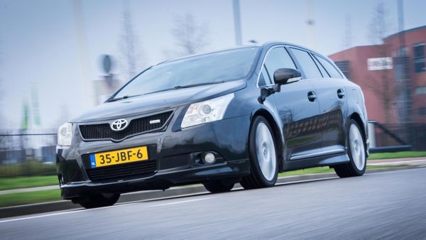 Toyota Avensis Motorsport exterieur voorkant driekwart rechts rijdend