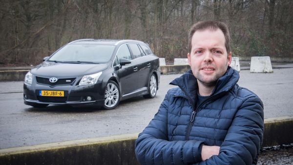 Toyota Avensis Motorsport exterieur voorkant driekwart rechts stilstaand met Pieter