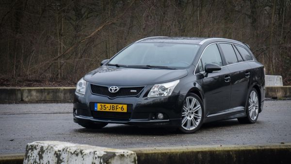 Toyota Avensis Motorsport exterieur voorkant driekwart rechts stilstaand