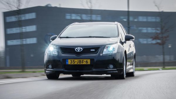 Toyota Avensis Motorsport exterieur voorkant rijdend