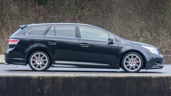 Toyota Avensis Motorsport exterieur zijkant stilstaand