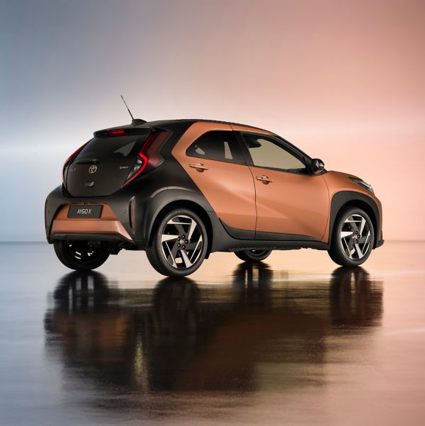 Toyota, Aygo, X, High, Grade, exterieur, rechter, achteraanzicht, stilstaand