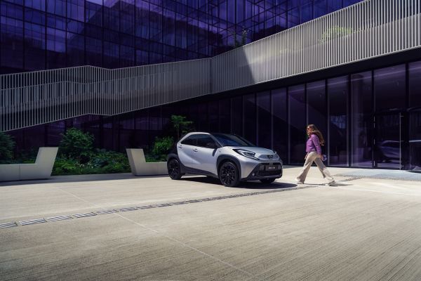 Toyota, Aygo, exterieur, schuin, voor, zilver, zwart, X, JBL