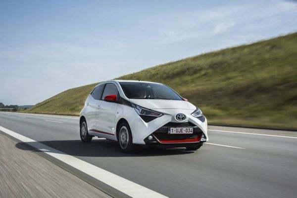 Toyota Aygo, exterieur, wit, rechts voor, rijdend