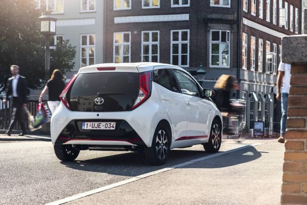 Toyota Aygo, exterieur, wit, schuin achter, rijdend in stad