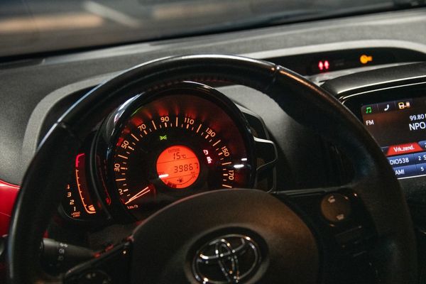 Toyota Aygo, interieur, dashboard, kilometerteller