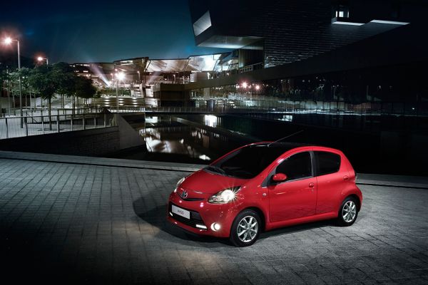 Toyota, Aygo, linker, zijaanzicht, exterieur, rood