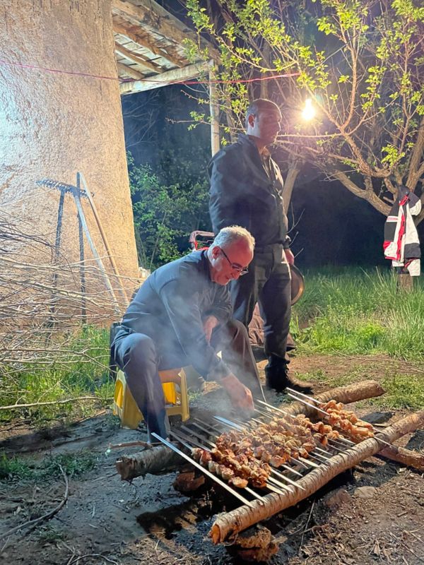 Toyota, Bart en Annelouc, Noord Iran, eten