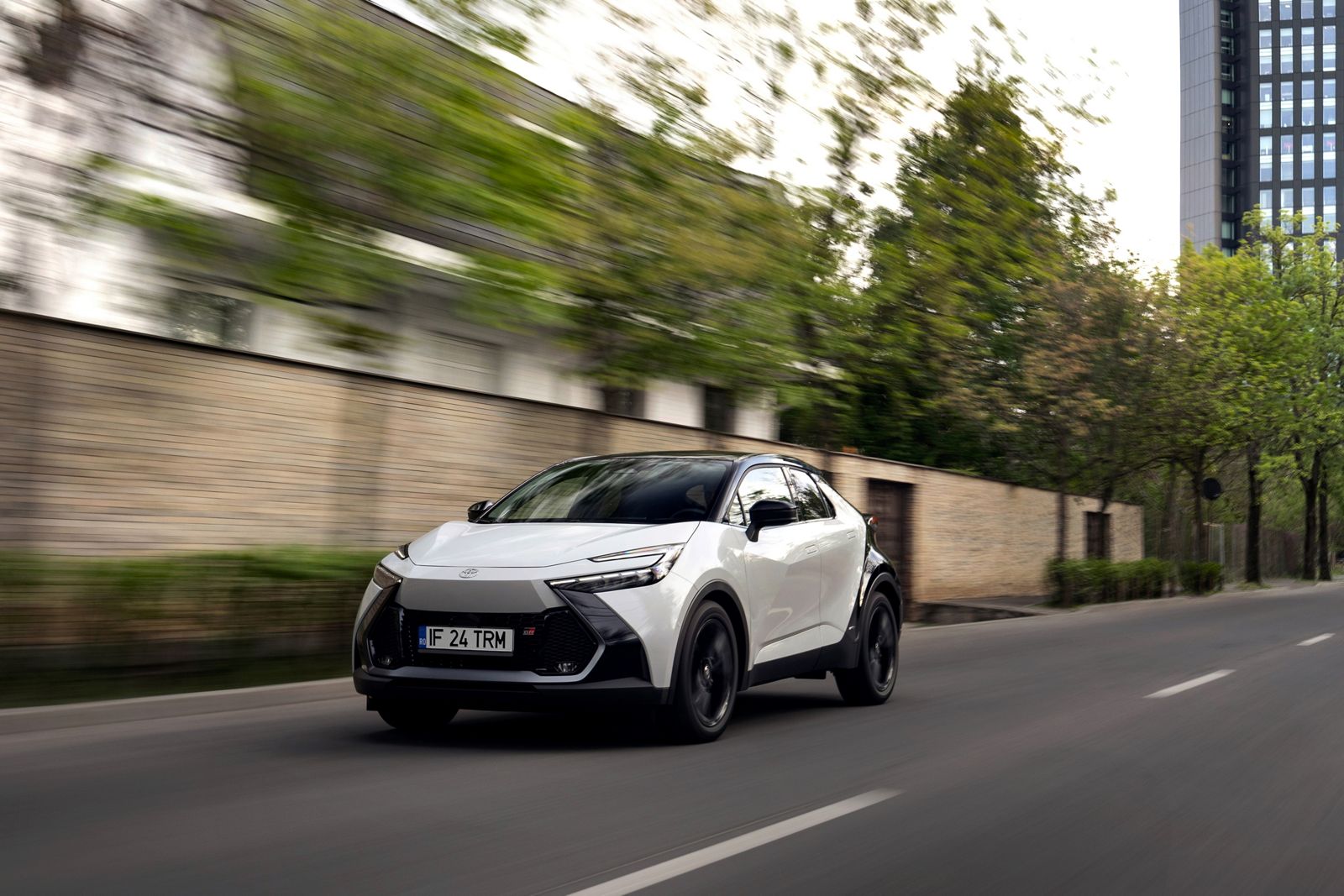 Toyota C-HR exterior, vazut din lateral